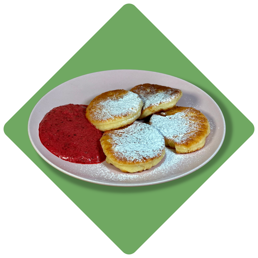 Kepti varškėčiai patiekiami su uogų jogurtu