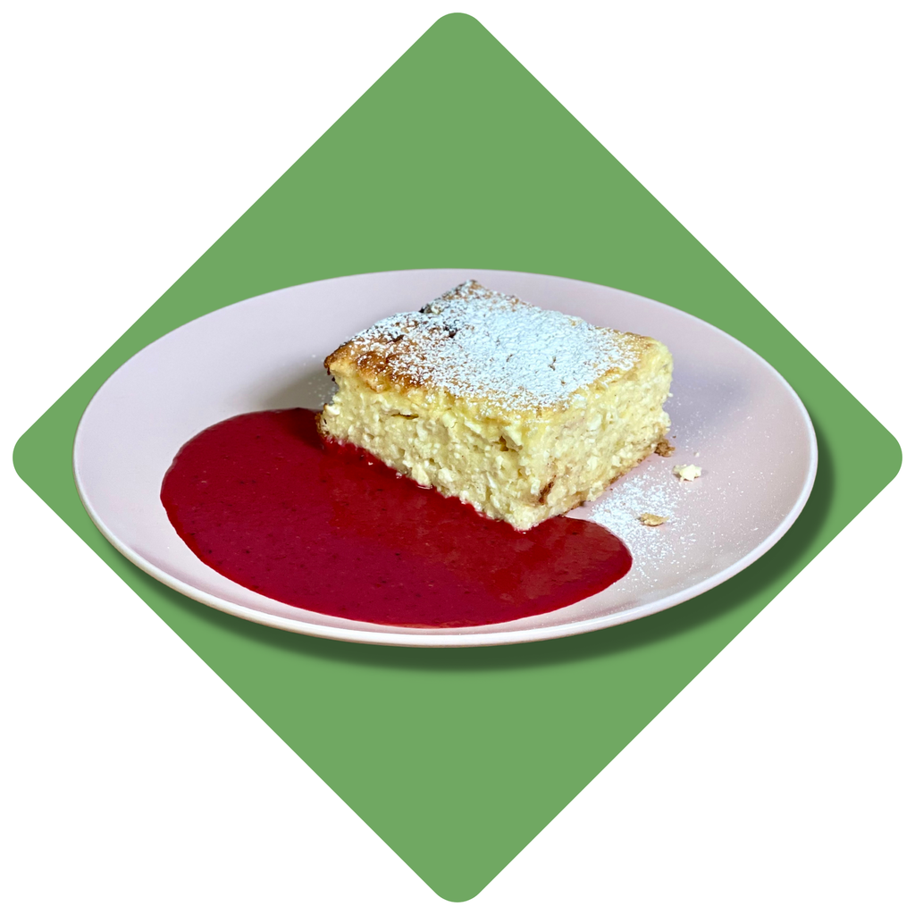 Tradicinis varškės apkepas patiekiamas su uogų jogurtu