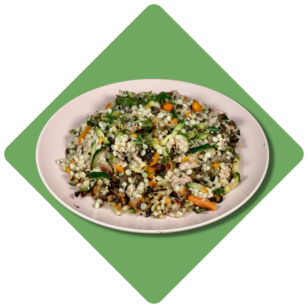 Perlinis kuskuso kruopų troškinys su vištiena, cukinija, pievagrybiais, morkomis