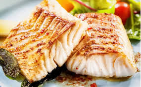 Žuvies kepsnys su kalafiorais, gardintas graikiškais riešutais... (N)