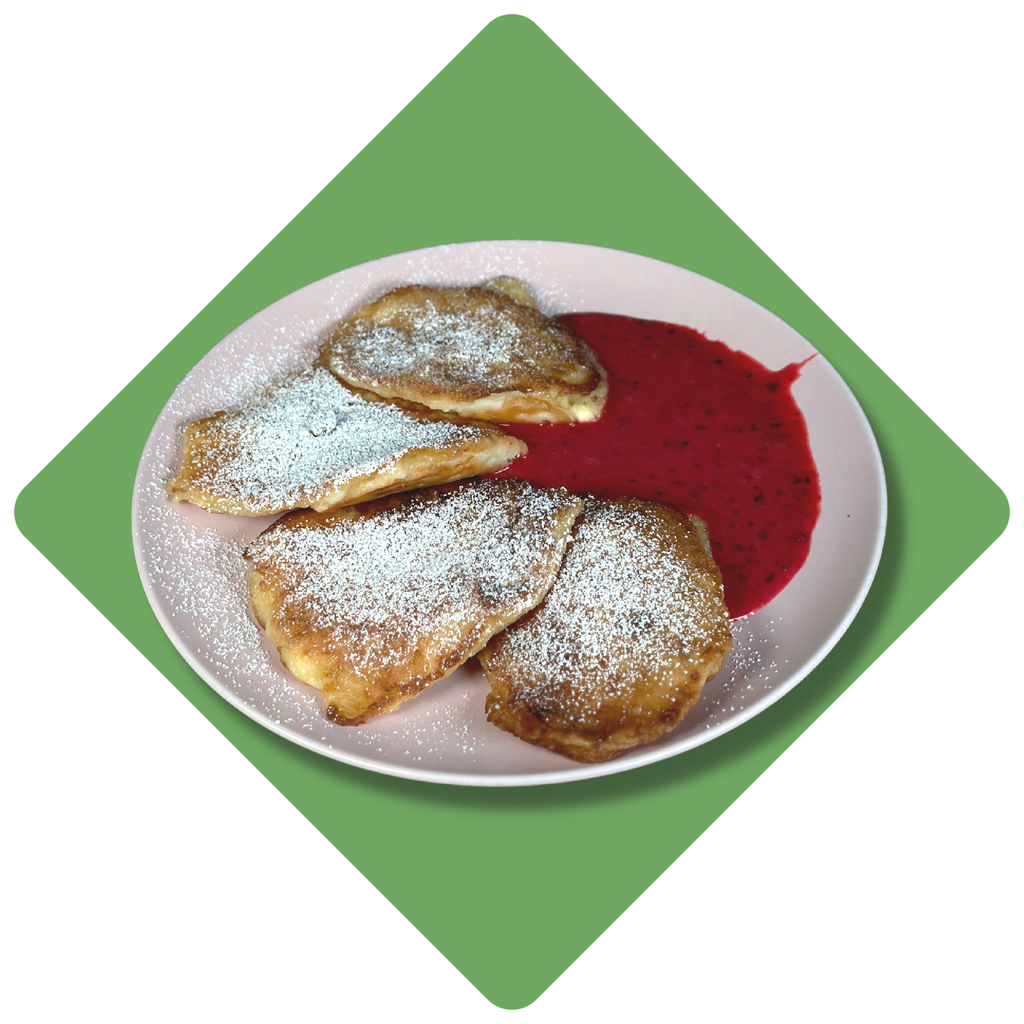 Sklindžiai su varške ir razinomis patiekiami su uogų jogurtu 