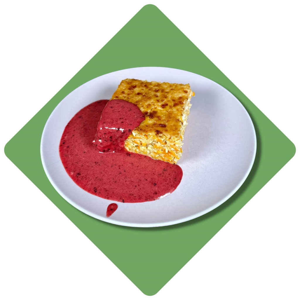 Varškės apkepas su morkomis patiekiamas su uogų jogurtu